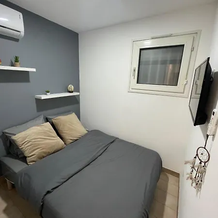2 Pieces Climatise-wifi / 4 Voyageurs / Boxe Prive / 2 Piscines / 2 Tennis / Petanque / Pingpong