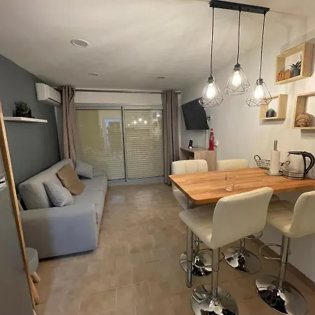 2 Pieces Climatise-wifi / 4 Voyageurs / Boxe Prive / 2 Piscines / 2 Tennis / Petanque / Pingpong Apartment *
